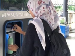 Video: Sekarang Bisa Isi Ulang Air Minum Gratis di Halte TransJakarta