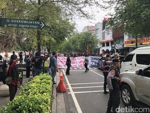 Pedagang Eks Teras Malioboro 2 Demo Blokir Jalan Malioboro Pedagang Eks Teras Malioboro 2 Demo Blokir Jalan Malioboro