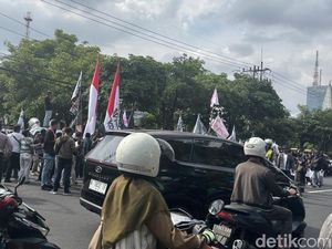 Aksi Massa di Depan Polda Jatim Bikin Lalin Merambat
