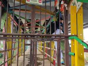 Keluh Siswa SD Panjat JPO Kalibata demi Nyeberang: Bahaya, Mau Gimana Lagi? Keluh Siswa SD Panjat JPO Kalibata demi Nyeberang: Bahaya, Mau Gimana Lagi?