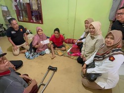 Andre Rosiade Bantu Warga Disabilitas Penderita Stroke di Kota Padang