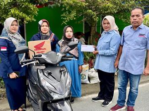 Andre Rosiade Hadiahkan Sepeda Motor ke Guru Honorer di Kabupaten Solok