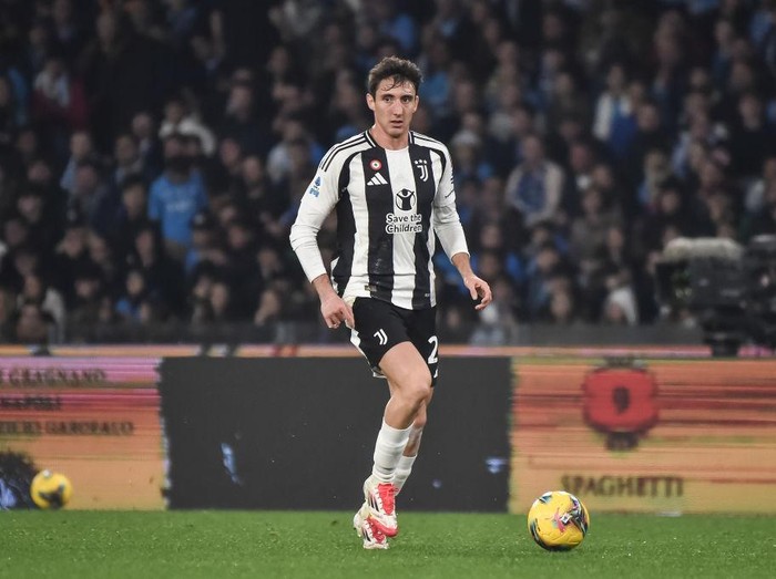 NAPLES, ITALY - JANUARY 25: Andrea Cambiaso of Juventus FC during the Serie A match between Napoli and Juventus at Stadio Diego Armando Maradona on January 25, 2025 in Naples, Italy. (Photo by Ivan Romano/Getty Images)