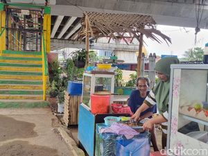 Keluh Pedagang Sepi Pembeli gegara JPO Kolong Flyover Kalibata Ditutup