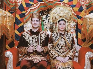 Gaya Awkarin & Pacar Bule Tampil Bak Pengantin, Pakai Baju Adat Minangkabau Gaya Awkarin & Pacar Bule Tampil Bak Pengantin, Pakai Baju Adat Minangkabau