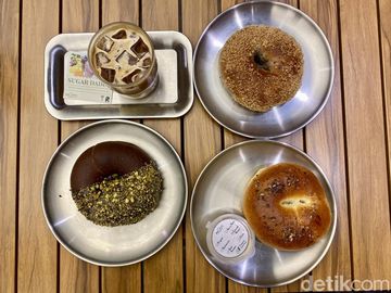 Mencicipi Kopi Eksotik dan Bagel Pistachio di Kafe Industrial Blok M
