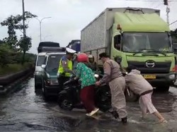 Jalan Pantura Masih Tergenang, Kendaraan Mogok-Arus Lalin Tersendat