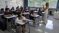 Brasil Sahkan UU Larangan Siswa Gunakan HP di Sekolah