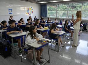 Brasil Sahkan UU Larangan Siswa Gunakan HP di Sekolah Brasil Sahkan UU Larangan Siswa Gunakan HP di Sekolah