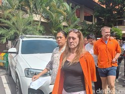 Bule Inggris Terjerat Kasus Kokain Cengar-cengir Saat Digiring Polisi di Bali