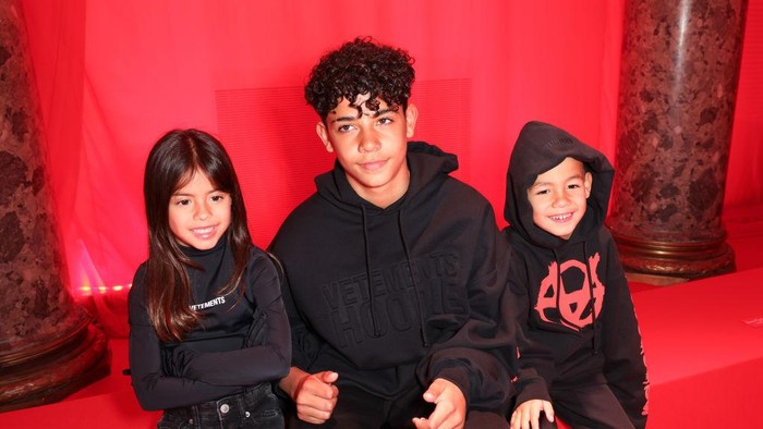 PARIS, FRANCE - MARCH 01: (EDITORIAL USE ONLY - For Non-Editorial use please seek approval from Fashion House) Eva Maria Ronaldo, Cristiano Ronaldo Jr and Mateo Ronaldo attend the Vetements Womenswear Fall/Winter 2024-2025 show as part of Paris Fashion Week on March 01, 2024 in Paris, France. (Photo by Pierre Suu/Getty Images)