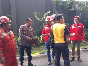 Dugaan Awal 2 Pekerja Jatuh dari Gondola Saat Bersihkan Apartemen Bekasi Dugaan Awal 2 Pekerja Jatuh dari Gondola Saat Bersihkan Apartemen Bekasi