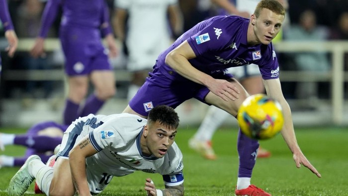 Florence, Italy - February 6: Lautaro Martinez of FC Internazionale and Pietro Comuzzo of ACF Fiorentina look on during the Serie A match between ACF Fiorentina and FC Internazionale at Artemio Franchi on February 6, 2025 in Florence, Italy. (Photo by Matteo Ciambelli/DeFodi Images via Getty Images)