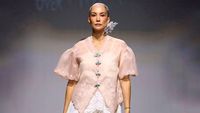 7 Pesona Nadya Hutagalung Jadi Model Dubai Fashion Week, Pakai Kebaya Modern