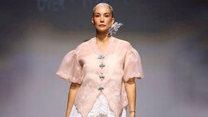 7 Pesona Nadya Hutagalung Jadi Model Dubai Fashion Week, Pakai Kebaya Modern