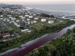 Misterius! Sungai di Argentina Mendadak Jadi Warna Merah Darah
