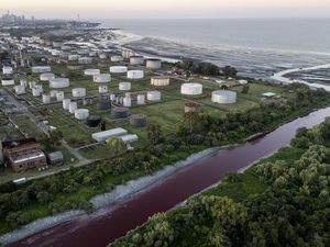 Misterius! Sungai di Argentina Mendadak Jadi Warna Merah Darah Misterius! Sungai di Argentina Mendadak Jadi Warna Merah Darah