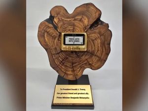 Netanyahu Hadiahi Pager Emas ke Trump, Simbol Serangan ke Hizbullah