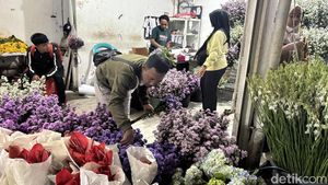 Potret Pasar Bunga Kayoon Ramai Jelang Valentine