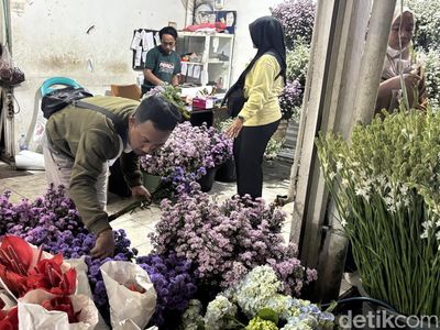 Potret Pasar Bunga Kayoon Ramai Jelang Valentine