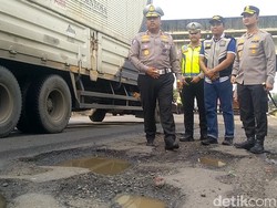 Kakorlantas Cek Kerusakan Jalan Pantura Batang: Parah