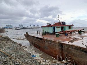 Terseret Angin Kencang, Kapal Tongkang Terdampar di Cilincing
