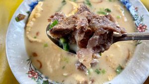 Kelezatan Soto Betawi Legendaris di Jatinegara Berusia 73 Tahun