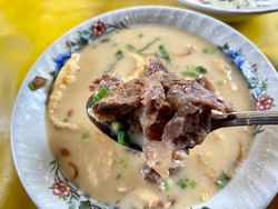 Kelezatan Soto Betawi Legendaris di Jatinegara Berusia 73 Tahun