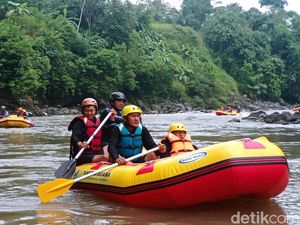 Memompa Adrenalin dengan Arung Jeram di Sungai Ciwulan Tasikmalaya Memompa Adrenalin dengan Arung Jeram di Sungai Ciwulan Tasikmalaya