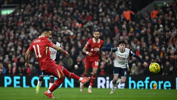 Soccer Football - Carabao Cup - Semi Final - Second Leg - Liverpool v Tottenham Hotspur - Anfield, Liverpool, Britain - February 6, 2025 Liverpools Mohamed Salah scores their second goal from the penalty spot REUTERS/Dylan Martinez EDITORIAL USE ONLY. NO USE WITH UNAUTHORIZED AUDIO, VIDEO, DATA, FIXTURE LISTS, CLUB/LEAGUE LOGOS OR LIVE SERVICES. ONLINE IN-MATCH USE LIMITED TO 120 IMAGES, NO VIDEO EMULATION. NO USE IN BETTING, GAMES OR SINGLE CLUB/LEAGUE/PLAYER PUBLICATIONS. PLEASE CONTACT YOUR ACCOUNT REPRESENTATIVE FOR FURTHER DETAILS..