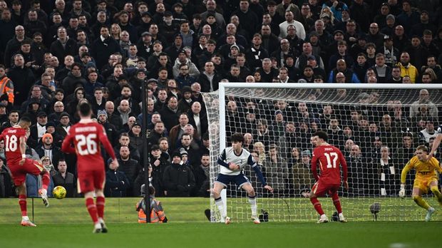 Soccer Football - Carabao Cup - Semi Final - Second Leg - Liverpool v Tottenham Hotspur - Anfield, Liverpool, Britain - February 6, 2025 Liverpool's Mohamed Salah scores their second goal from the penalty spot REUTERS/Dylan Martinez EDITORIAL USE ONLY. NO USE WITH UNAUTHORIZED AUDIO, VIDEO, DATA, FIXTURE LISTS, CLUB/LEAGUE LOGOS OR 'LIVE' SERVICES. ONLINE IN-MATCH USE LIMITED TO 120 IMAGES, NO VIDEO EMULATION. NO USE IN BETTING, GAMES OR SINGLE CLUB/LEAGUE/PLAYER PUBLICATIONS. PLEASE CONTACT YOUR ACCOUNT REPRESENTATIVE FOR FURTHER DETAILS..