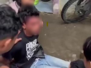 Pria di Makassar Babak Belur Diamuk Mahasiswa Usai Kepergok Mencuri di Asrama Pria di Makassar Babak Belur Diamuk Mahasiswa Usai Kepergok Mencuri di Asrama