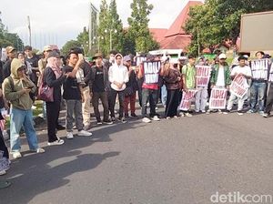 Mahasiswa Gelar Aksi Adili Jokowi di Bundaran UGM Mahasiswa Gelar Aksi Adili Jokowi di Bundaran UGM