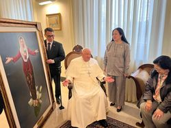 Lukisan Bunda Maria Berkebaya Merah untuk Paus Fransiskus