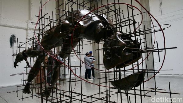 Melihat Pameran Seni There is No Center