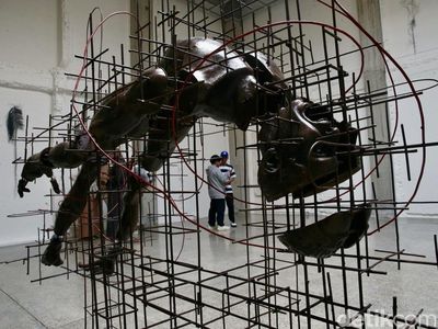 Melihat Pameran Seni There is No Center