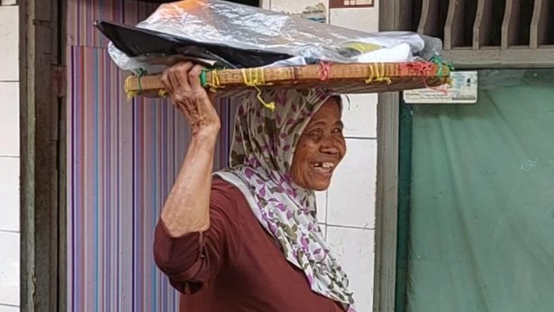 Cerita Nenek Tami Jualan Kue dengan Mata Katarak, Yuk Kita Bantu!