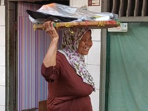 Cerita Nenek Tami Jualan Kue dengan Mata Katarak, Yuk Kita Bantu!