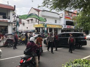 Pedagang Eks TM2 Blokir Malioboro, Lalin Dialihkan Via Jalan Sarkem Pedagang Eks TM2 Blokir Malioboro, Lalin Dialihkan Via Jalan Sarkem