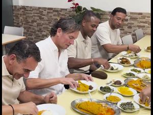 Video: Patrick Kluivert cs Lahap Makan Nasi Padang Video: Patrick Kluivert cs Lahap Makan Nasi Padang