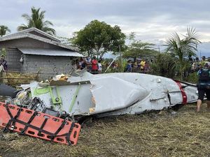 Penampakan Pesawat Kontrak Militer AS yang Jatuh di Filipina Penampakan Pesawat Kontrak Militer AS yang Jatuh di Filipina