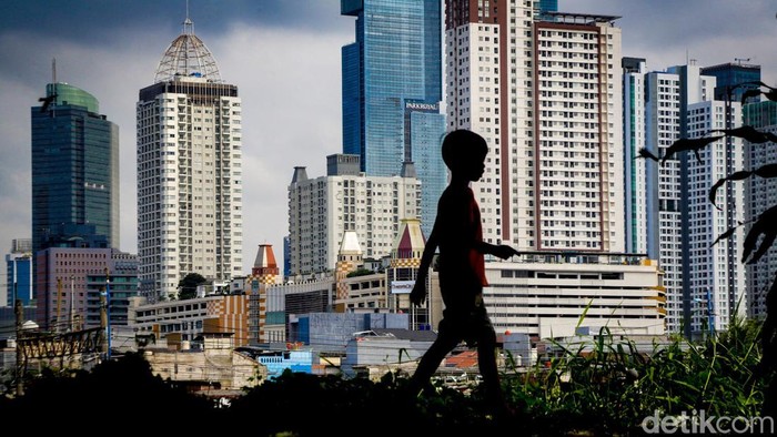 Pertumbuhan Ekonomi Indonesia Ternyata Masih Loyo Anak-anak tengah bermain dengan latar belakang gedung pencakar langit di Jakarta, Jumat (7/2/2025). Badan Pusat Statistik (BPS) memamerkan pertumbuhan ekonomi Indonesia 2024 masih loyo.Hal ini terlihat dari realisasi ekonomi Indonesia sepanjang 2024 yang berkembang 5,03%, melambat bila dibandingkan 2023 sebesar 5,05%.