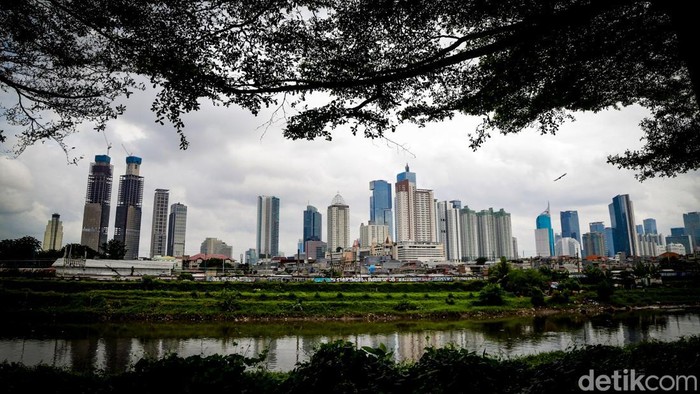 Pertumbuhan Ekonomi Indonesia Ternyata Masih Loyo Anak-anak tengah bermain dengan latar belakang gedung pencakar langit di Jakarta, Jumat (7/2/2025). Badan Pusat Statistik (BPS) menampilkan kemajuan ekonomi Indonesia 2024 masih loyo.Hal ini terlihat dari realisasi ekonomi Indonesia sepanjang 2024 yang berkembang 5,03%, melambat apabila dibandingkan 2023 sebesar 5,05%.