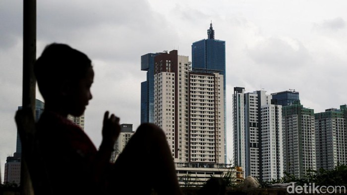 Pertumbuhan Ekonomi Indonesia Ternyata Masih Loyo Anak-anak tengah bermain dengan latar belakang gedung pencakar langit di Jakarta, Jumat (7/2/2025). Badan Pusat Statistik (BPS) memamerkan pertumbuhan ekonomi Indonesia 2024 masih loyo.Hal ini terlihat dari realisasi ekonomi Indonesia sepanjang 2024 yang berkembang 5,03%, melambat jikalau dibandingkan 2023 sebesar 5,05%.