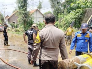 Polisi-TNI Bersihkan Material Banjir Usai Sungai Pekalen Probolinggo Meluap