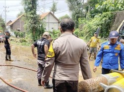 Polisi-TNI Bersihkan Material Banjir Usai Sungai Pekalen Probolinggo Meluap