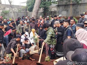 Video Suasana Pemakaman Jenazah Ari Jamasari Kang Gobang Preman Pensiun Video Suasana Pemakaman Jenazah Ari Jamasari Kang Gobang Preman Pensiun