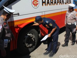 Ditlantas Polda Jatim Cek Kesehatan dan Ramp Check di Garasi Bus Trenggalek