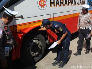Ditlantas Polda Jatim Cek Kesehatan dan Ramp Check di Garasi Bus Trenggalek Ditlantas Polda Jatim Cek Kesehatan dan Ramp Check di Garasi Bus Trenggalek