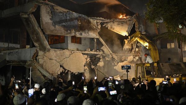 Rumah Bapak Pendiri Bangladesh Hancur Dibakar Massa
